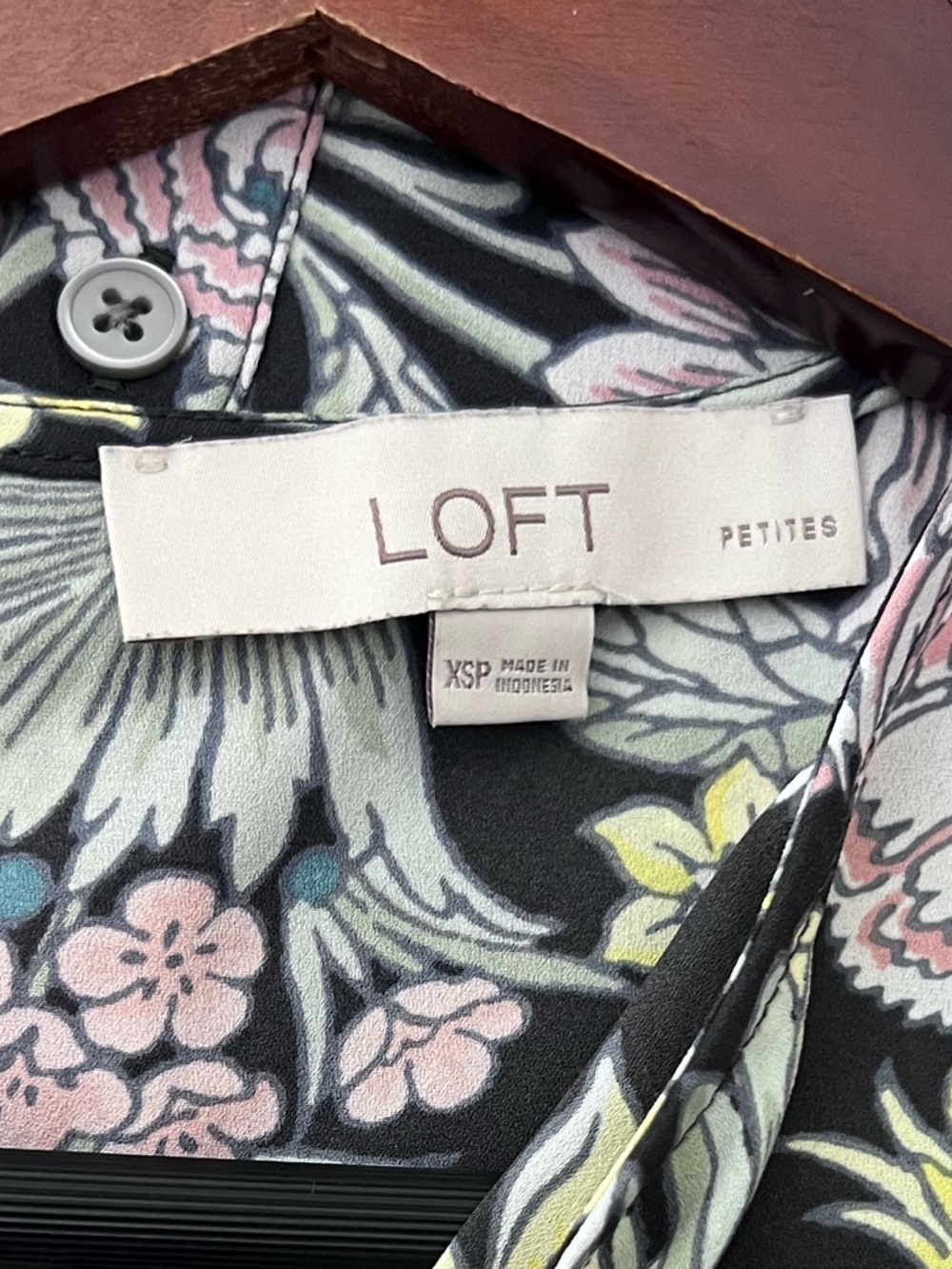 Loft Women’s Short Cap Sleeve Button Back Top Blouse Charcoal Gray Pink - Picture 5 of 5